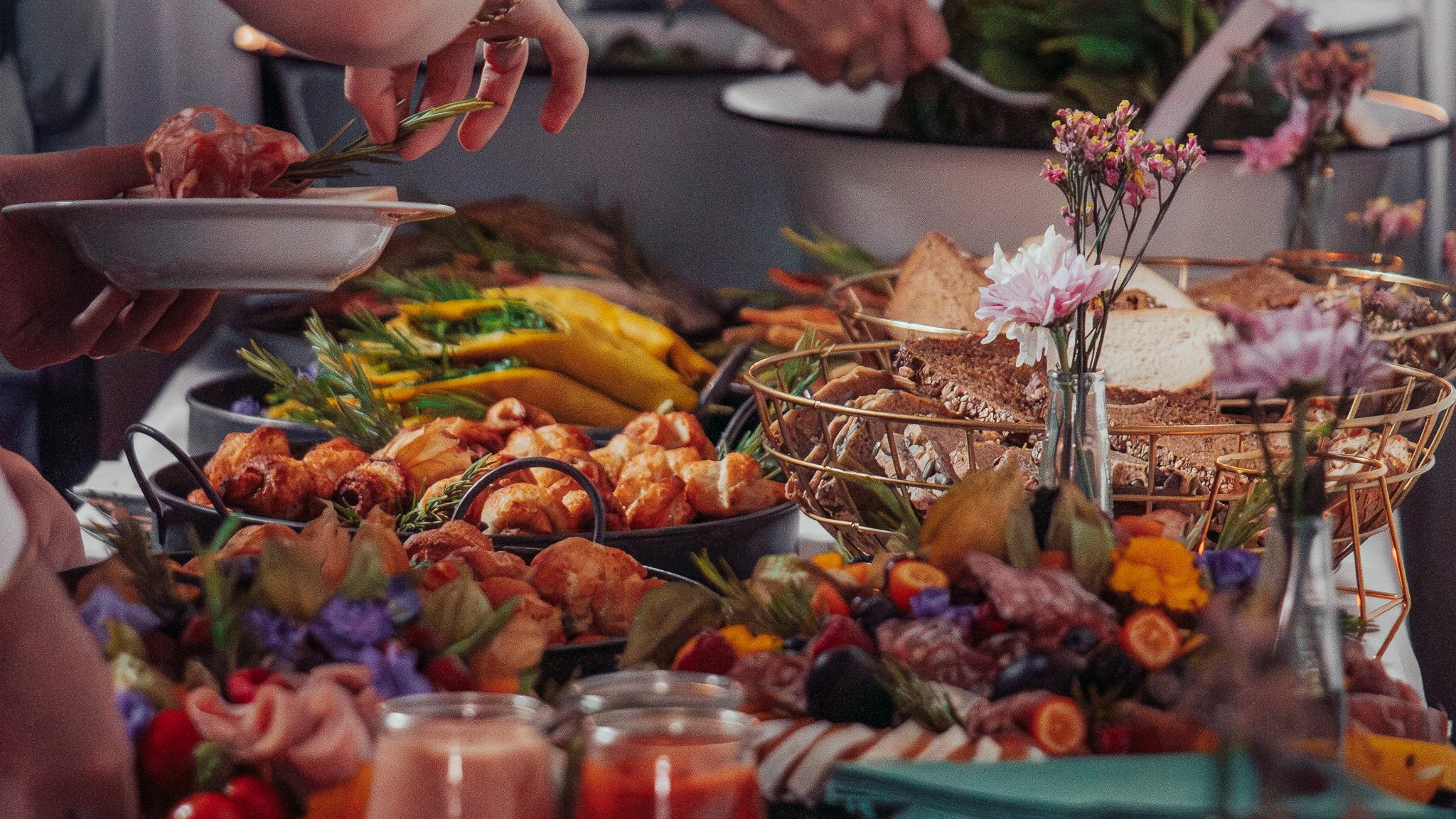 Reich gedecktes Buffet mit Vorspeisen