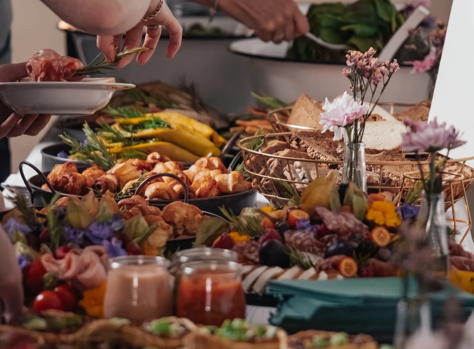 Reich gedecktes Buffet, Gäste nehmen sich Speisen